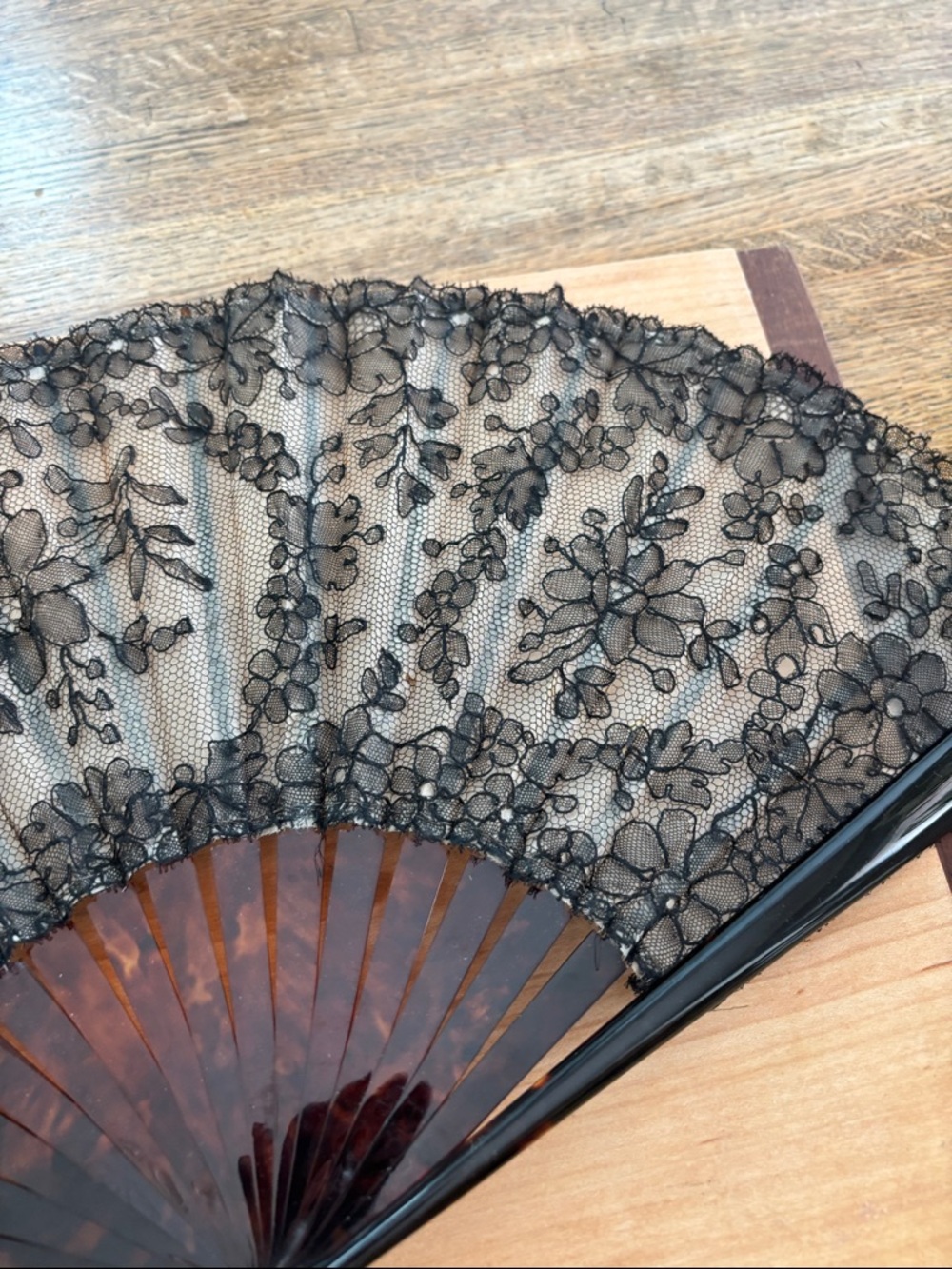 Vintage Black Lace Folding Hand Fan with Tortoise Handle - Picture 5 of 16